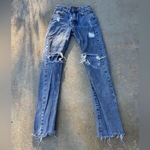 PrettyLittleThing Ripped Straight Leg Jeans in Blue